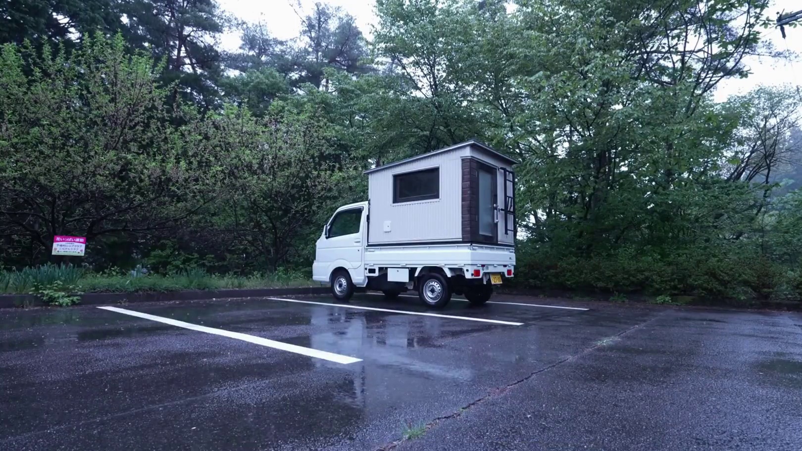 第1集：男人驾车户外露营，每天蜗居在房车内，遭遇暴雨就地过夜
