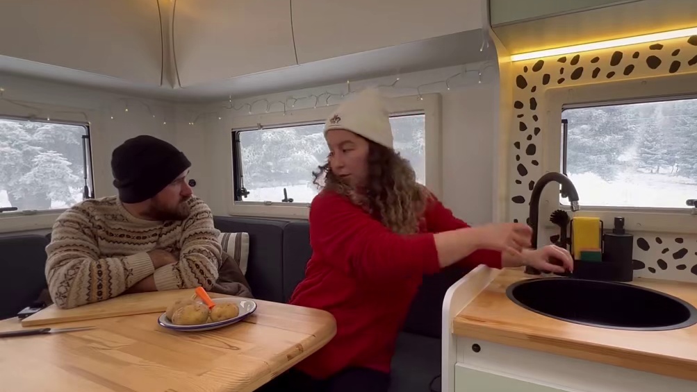 夫妻二人驾驶房车踏入荒野体验雪地露营，一场暴雪将体验感拉满。