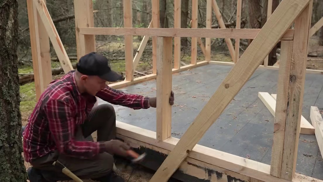 独自来到荒野建造庇护所使男人内心成就感十足。