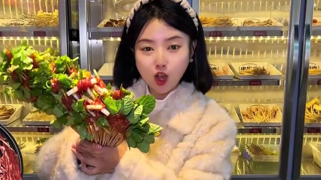 彭山的物价真的低，1.99️50根签，而且还荤素不限，就是希望城这家新开的串根香串串