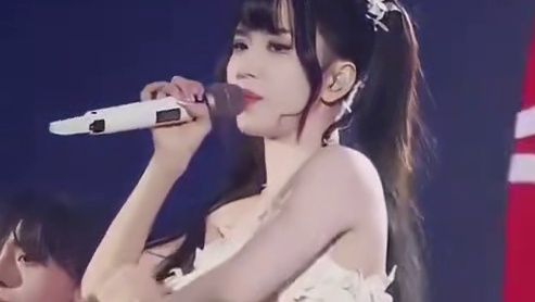 没有妹妹的负面新闻的话 现在地位跟王心凌开演唱会差不多