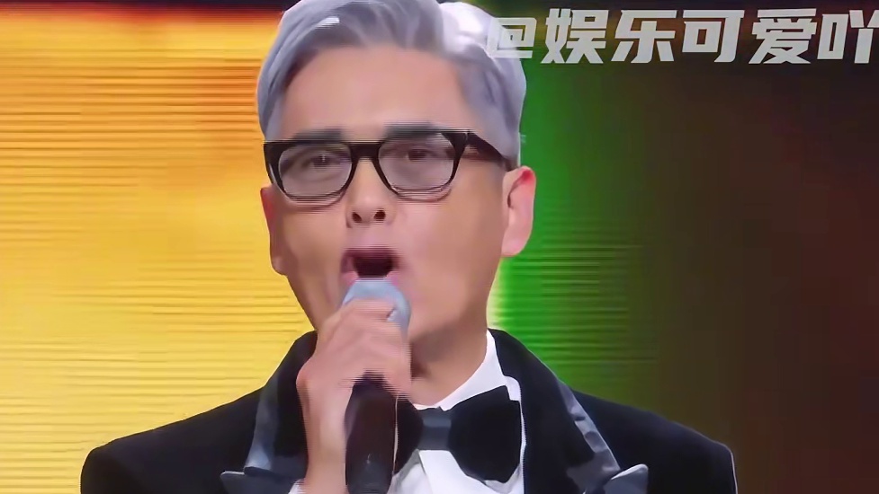 周润发MAMA为香港祈福哭了，被网友指责演的太假了！