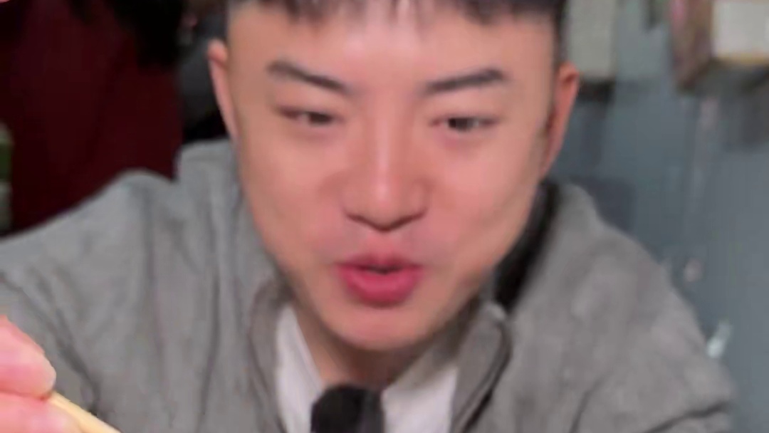 在南昌老小区挖到宝！只建议微辣的老式水煮居然这么上头，20平米的店卖200种菜！难怪能排到马路中间。