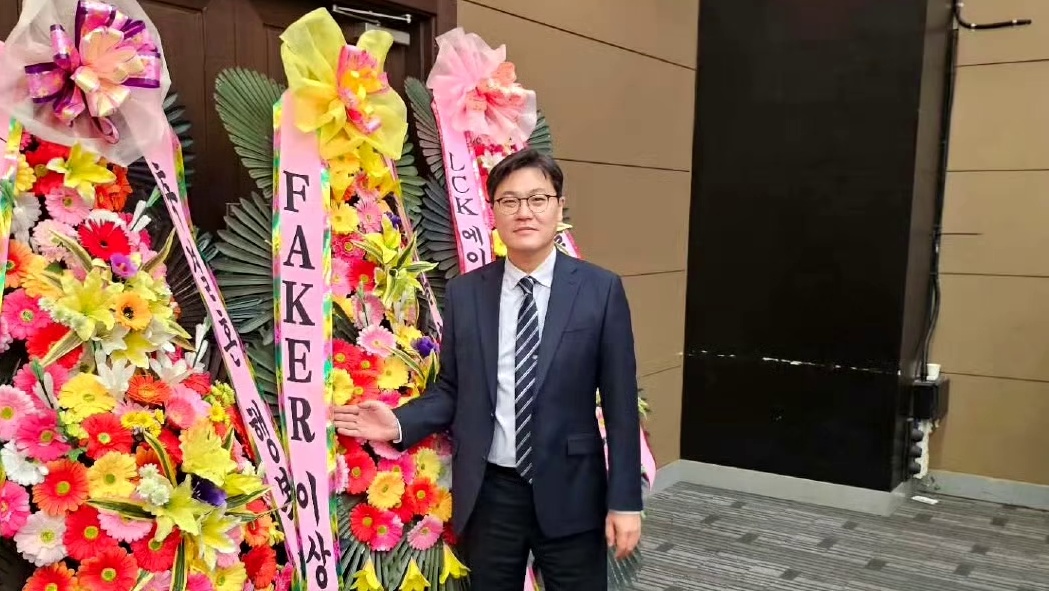 Gumayusi姐姐结婚！Faker送上祝福！这花圈有意思！