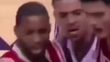 火箭vs太阳冲突名场面：姚明好心拉架反被奥尼尔推倒#篮球