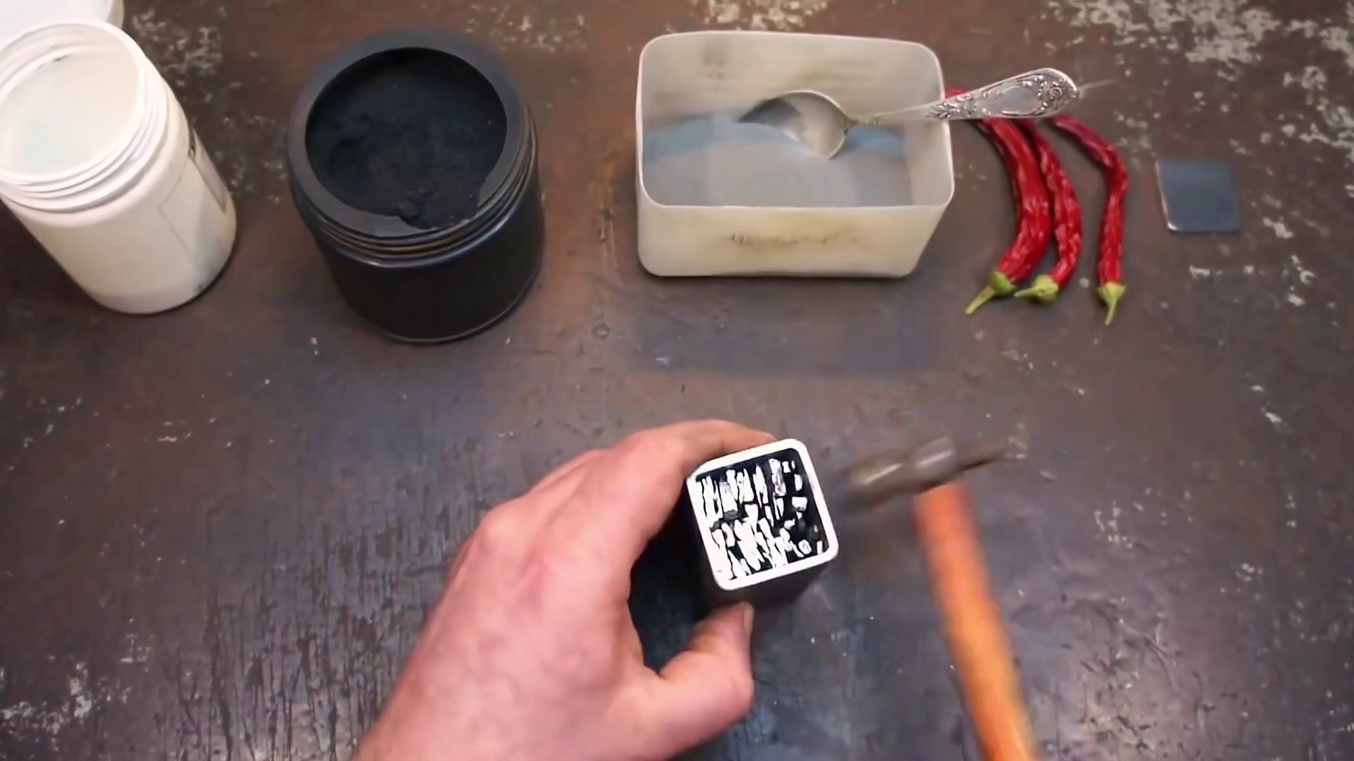 液压机瞬间万颗火星喷发！这波蜂窝大马士革锻造太解压了