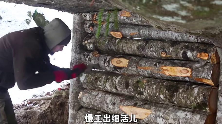男人两天时间改造崖壁庇护所