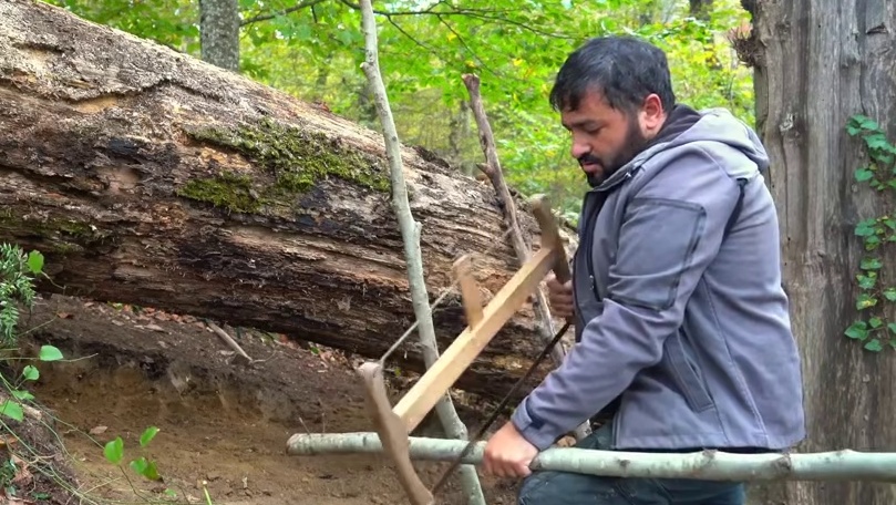 在倒下的巨树下搭建野外生存庇护所。建造秘密求生地堡。