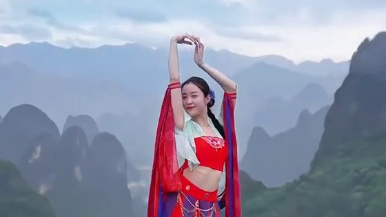 飞天轻罗逸，舞袖拂云端