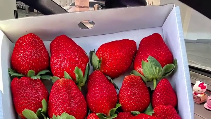 幸福是收到男朋友买的冬天第一盒草莓！！