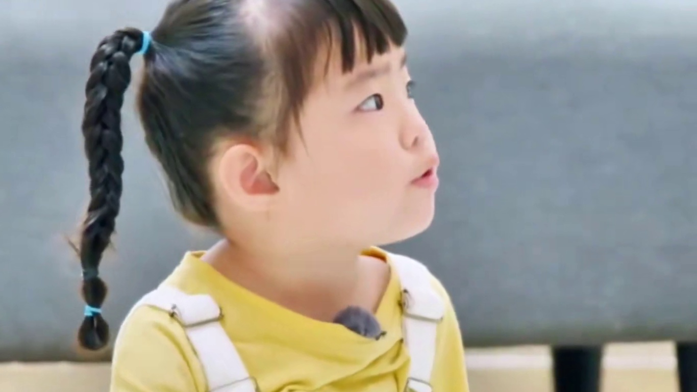 一个开朗一个悲伤，长得一样性格却大有不同！