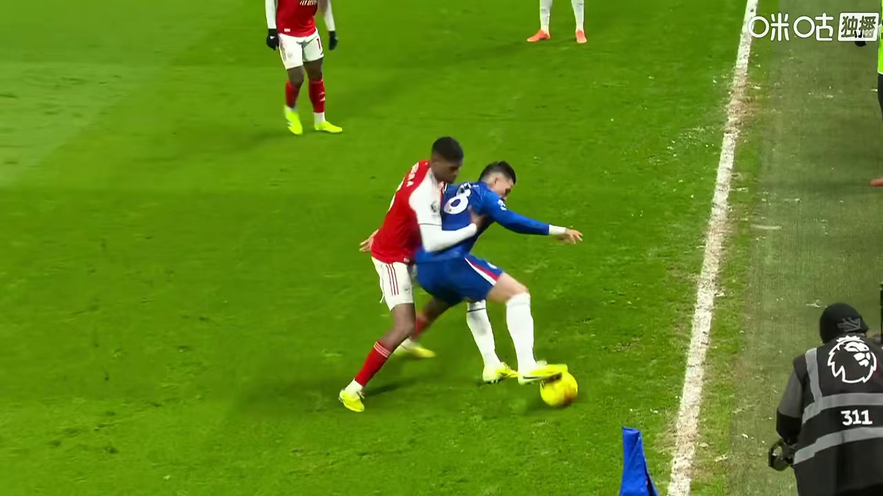 到底算不算犯规！ 双手推倒莫斯克拉，裁判没有表示引发争议切尔西vs阿森纳