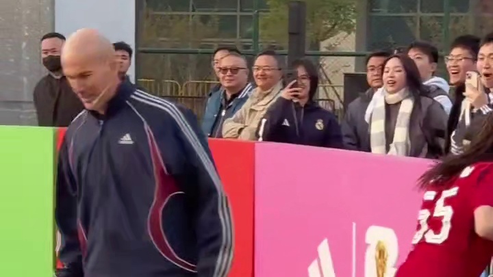 运动中的快乐，齐达内在上海的精彩瞬间#足球