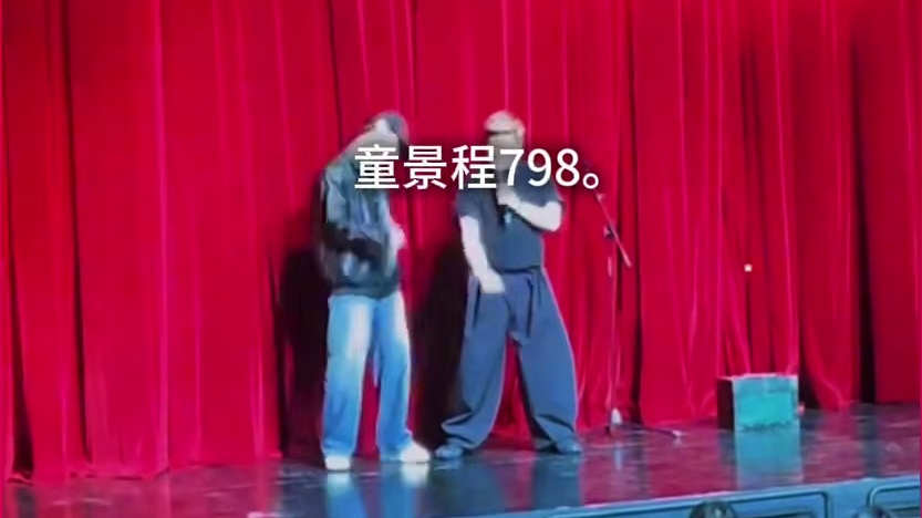 “童锦程惊现二狗脱口秀现场，据现场观众爆料童点天灯有30个女生站起来，童情不自禁的来了句你这里真好，