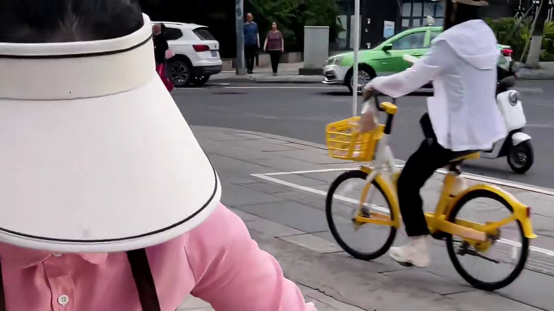 成都街头 15 元一张的印度飞饼！老板说是去印度学习了的，酥脆酥脆的真的好吃！！