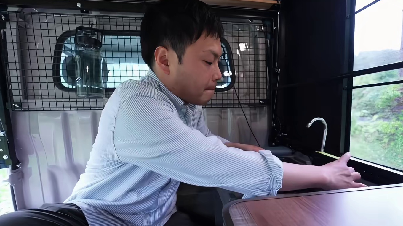 第1集：男人生活在自制房车中，车到哪家就在哪，每天在露营房车居住