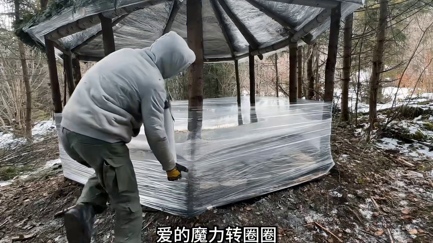 第2集：男人竟用塑料保鲜膜，在雪地搭建出奇特木屋，还有燃木火炉取暖