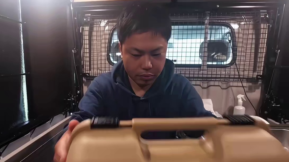 第2集：男人生活在自制房车中，车到哪家就在哪，每天在露营房车居住