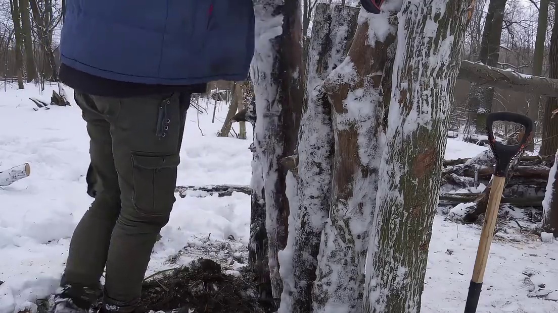 男人来到雪地中搭建出木制庇护所，在这里待了一天一夜。