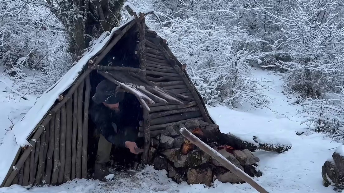 男人踏入荒野体验独居，搭建的庇护所伴他度过寒冷的冬季。