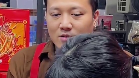 四川美女轻松拿走5000元现金