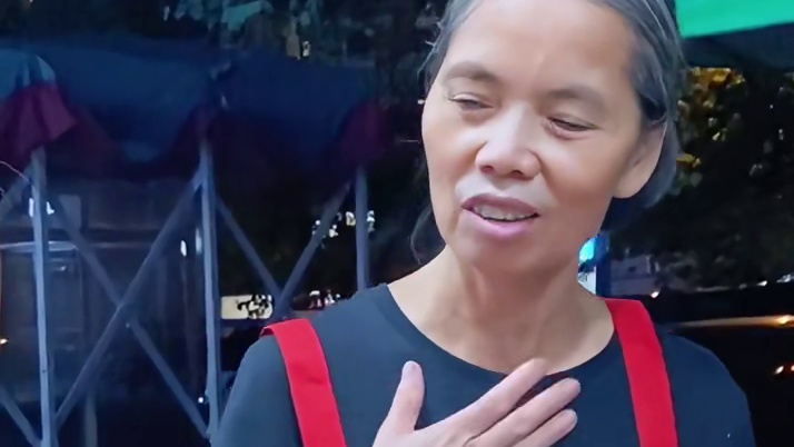 这美女做了飞机，又做了高铁，还打出租车，才到阿姨这里吃螺蛳粉 ！