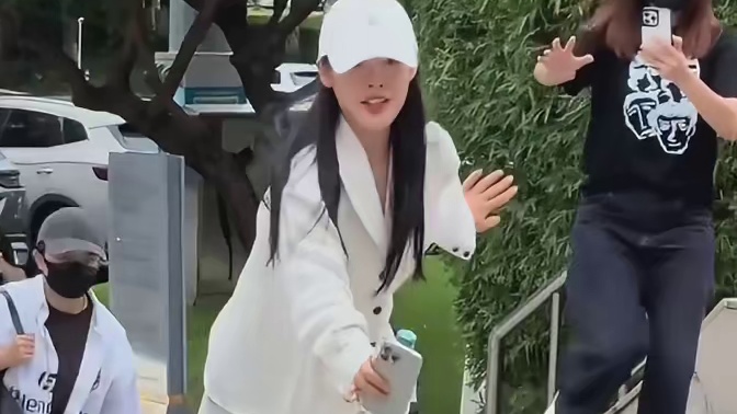 陈丽君上楼梯被自己绊倒  本来在心疼的，她说完都笑了