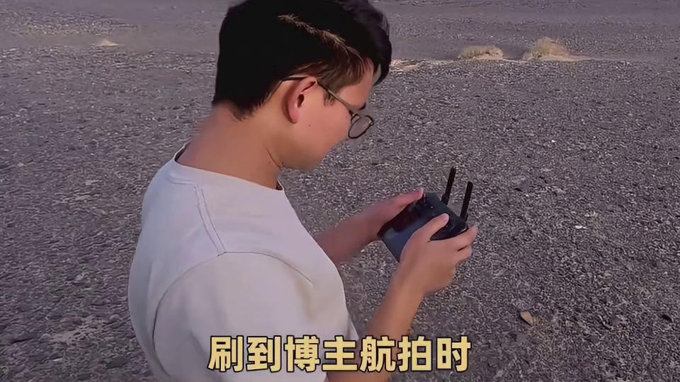 这些标语扛住了60年的风沙，却没扛住人为破坏