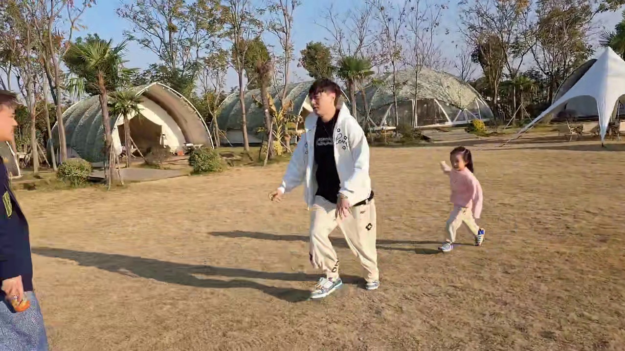 小酷小金嬉戏打闹