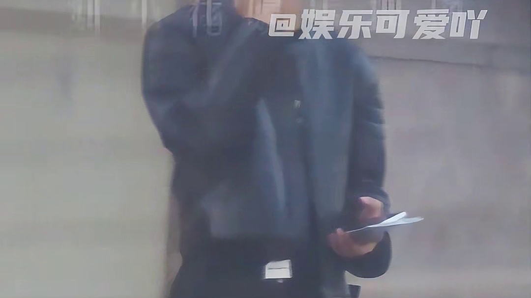 演员程相被狗仔拍到，在路边抽烟乱扔烟头！