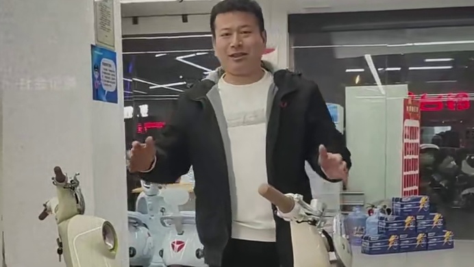 发明新国标电动车的，他骑车吗？