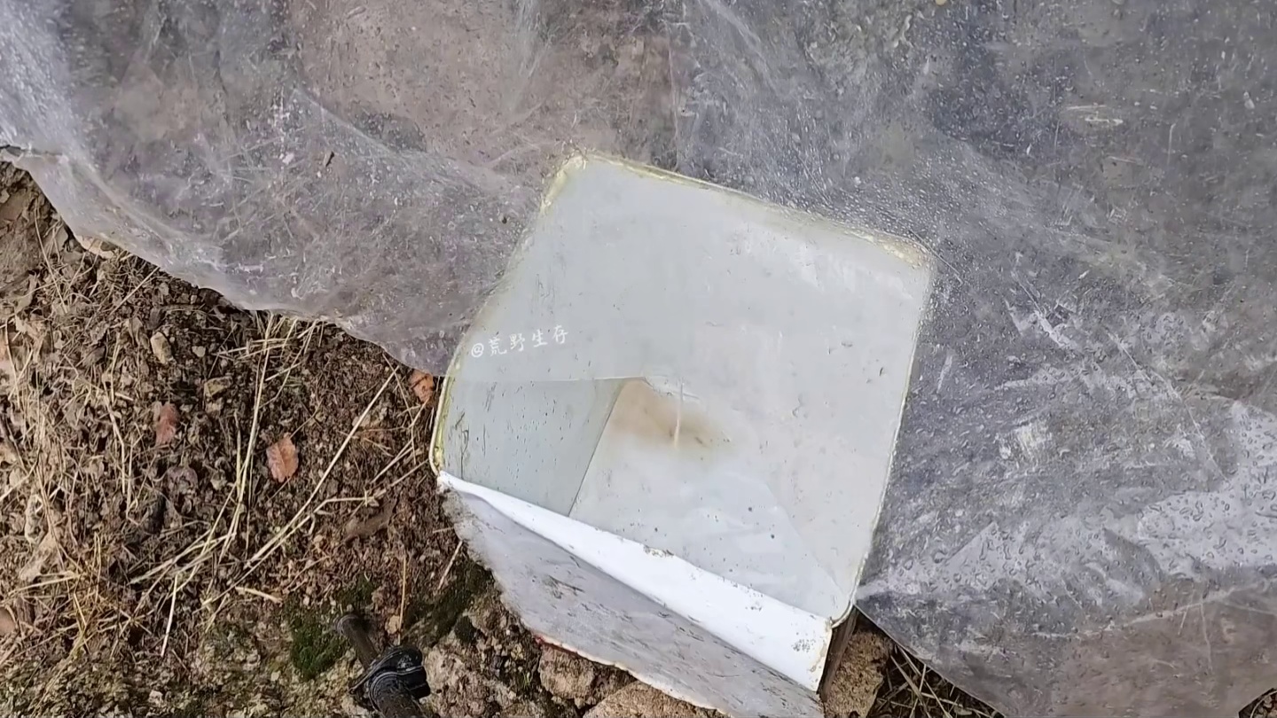 这才是最有安全感的庇护所，他藏在进深十几米的山洞中！