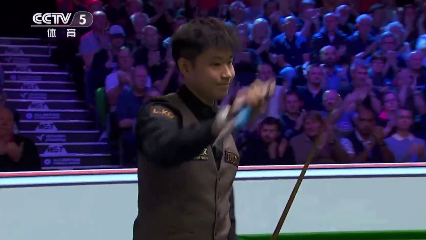 2025斯诺克英锦赛首轮，赵心童6:1战胜龙泽煌，晋级十六强！