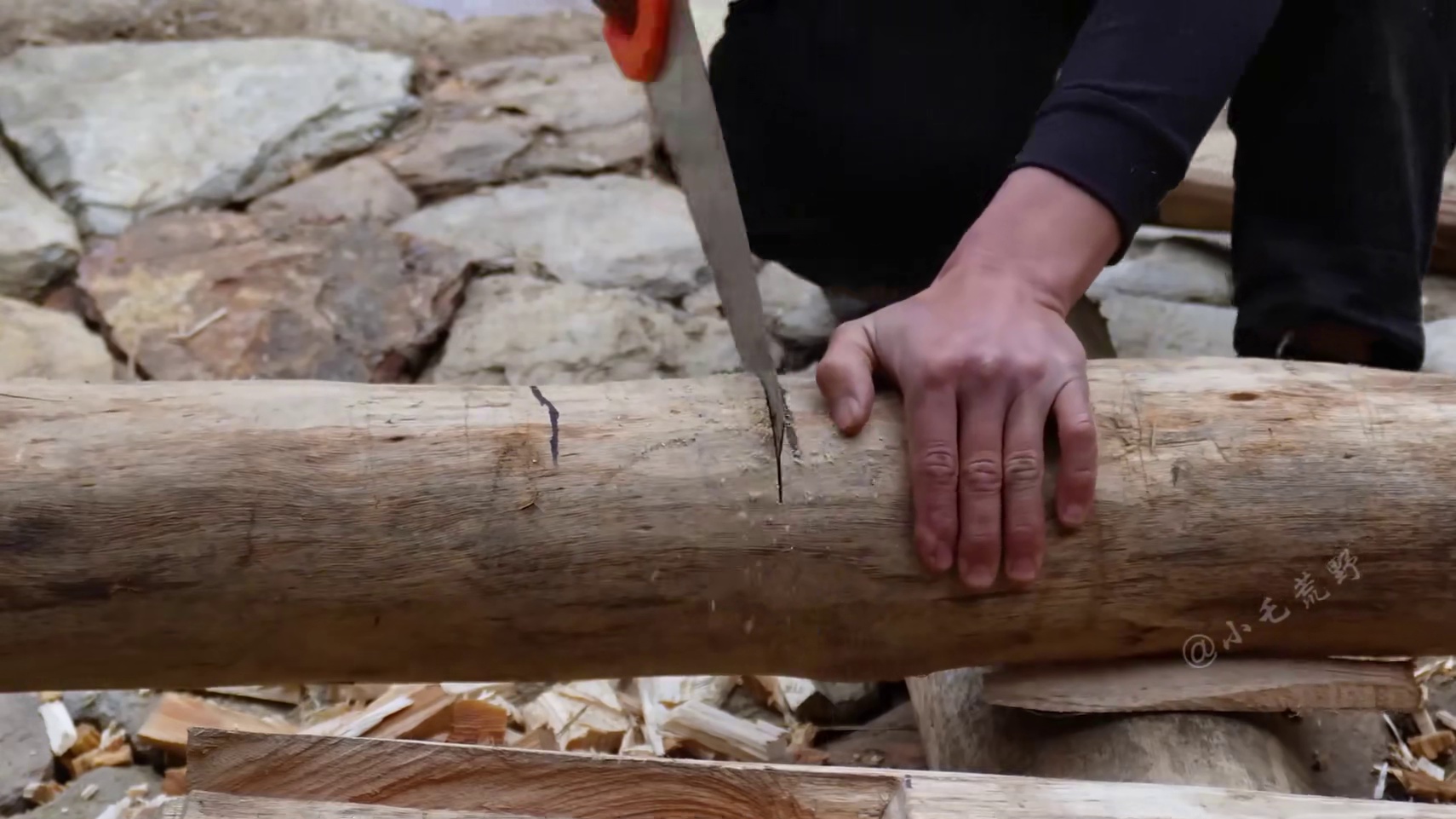 野外建造：今天阿龙给庇护所装好了屋顶，还打造了取暖的烟囱！