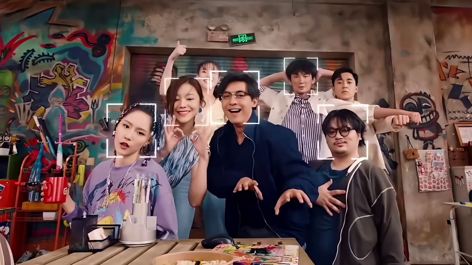 超搞笑！核心梗全踩中打工人共鸣——魔性骑马操的“尬”、碰撞的“憨”、累趴的“惨”…破事部这班我是上不