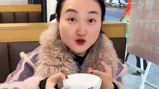 臭豆腐火锅的风还是刮到了眉山 ，喜欢的人闻着味就来了，不喜欢的人闻着味就走了