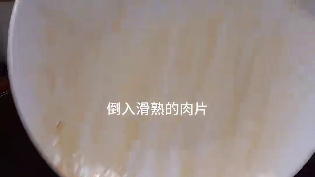 胡萝卜炒肉 一道简单的胡萝卜炒肉，我认为还是直接炒出来的好吃，你也试试看吧！