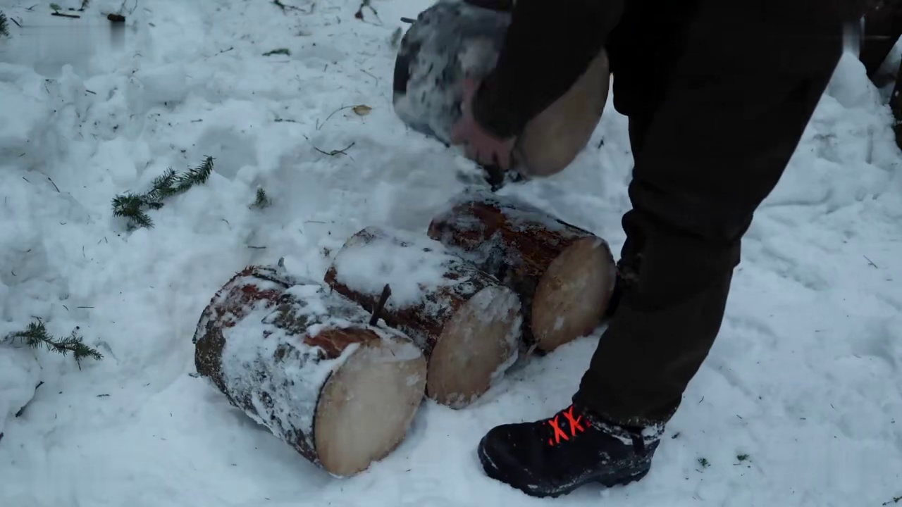 第1集：男人在荒野小屋中过节，还吃上了丰盛的大餐