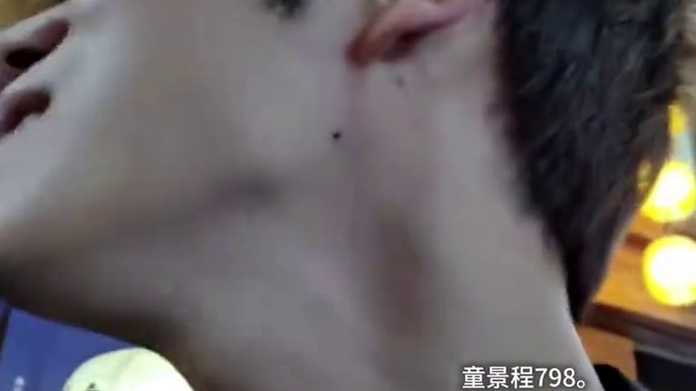 童锦程逛街遇男粉带着女友求合照，本想提醒女生看自己视频的没有好男人，谁知女生来一句我也看，哈哈#童锦