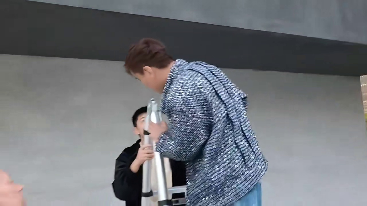 不凡爬云梯救狗爆笑如雷！