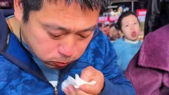 山东大哥挑战5两面嗦得太香了，对山东人来说手拿把掐#小面调料 #重庆小面 #美食 #挑战