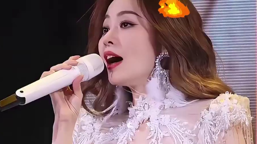 张靓颖不满前排观众离太近，还让他们补票！