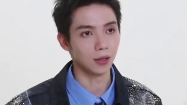 罗一舟采访完整版来啦！看得出来他真的很喜欢李钦的衣服了！在线回应网友评论表示“有需要就拿去”！