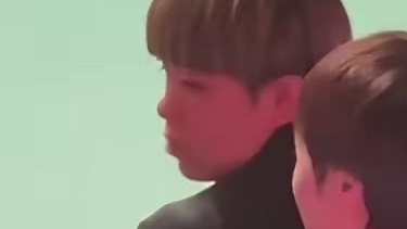 细节体现国乒凝聚力，王曼昱赛后找不到衣服，王楚钦主动帮忙！大头可真暖啊！