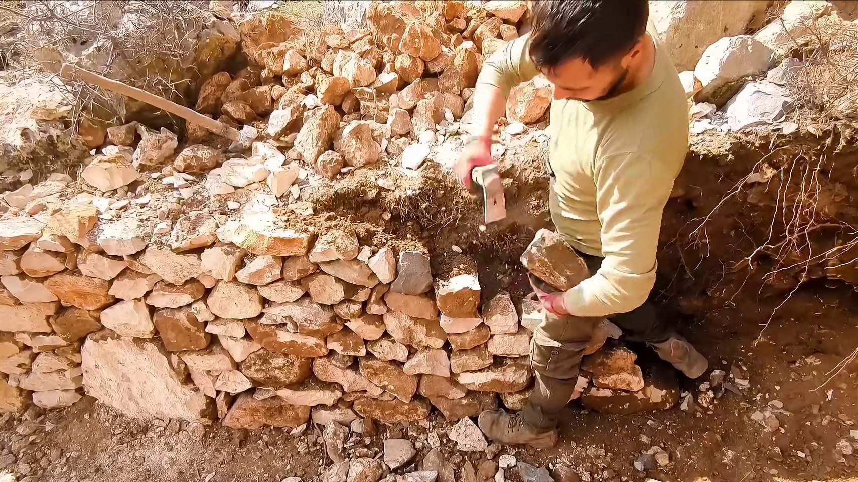 崖壁庇护所的正确打开方式 #野外建造 #荒野搭建 #放心借 #放心借福利