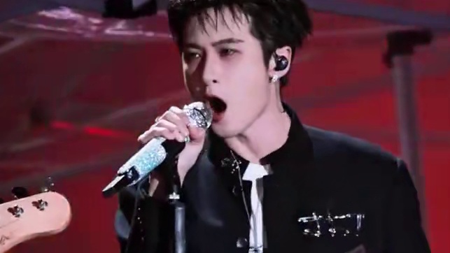 檀健次再次定义“唱跳天花板”！暴雨中全开麦唱跳稳如CD，《IMMA GET IT》的胸震舞步力道炸裂，从哨声控场到雨中封神，从城市应援到全场共振，檀健次用一场演出证明：实力才是征服一座城的最佳名片！ · · ​​​