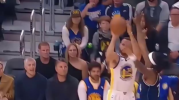 库里顶着曼恩三分飚进，哈登与祖巴茨的经典挡拆！