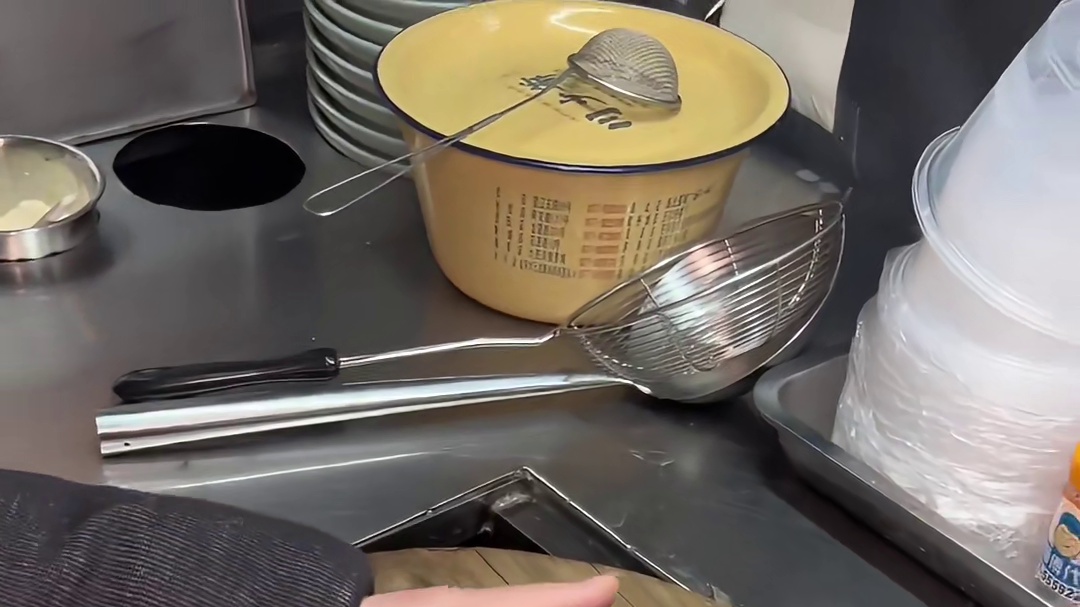 深夜温州街头偶遇馄饨车！馄饨皮薄肉多！生烫肉鲜美！