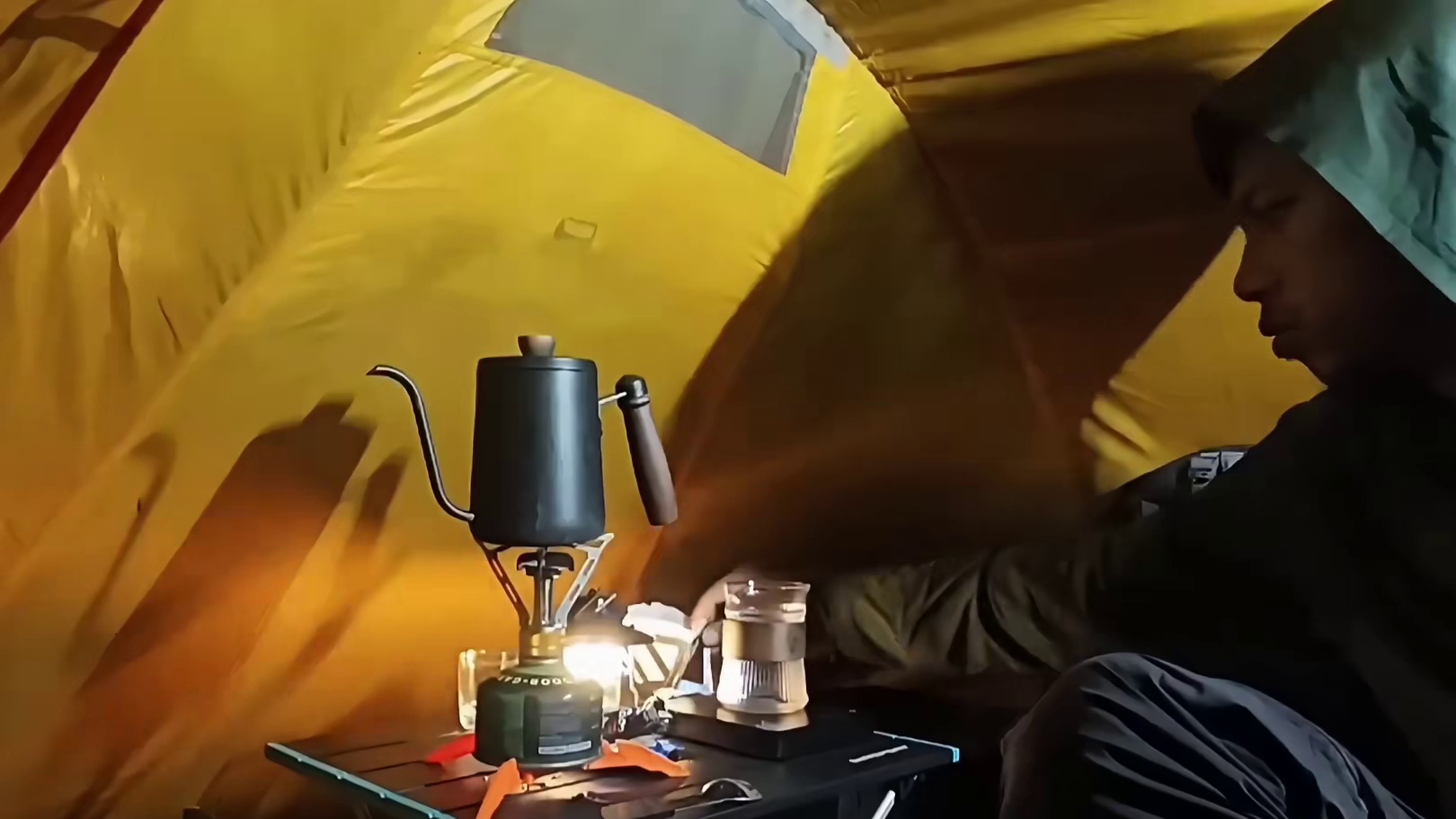 第2集：男人带着帐篷到处流浪，遭遇大暴雨，就地搭个帐篷过夜