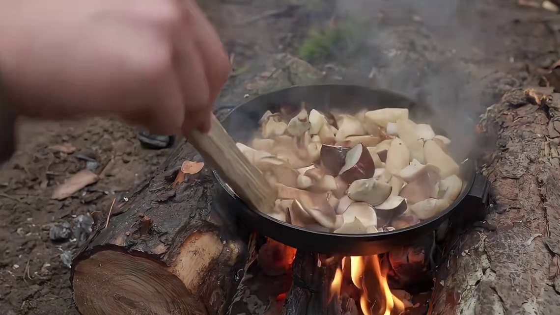 第1集：有点社恐的小伙，独自在野外搭建出舒适的小屋